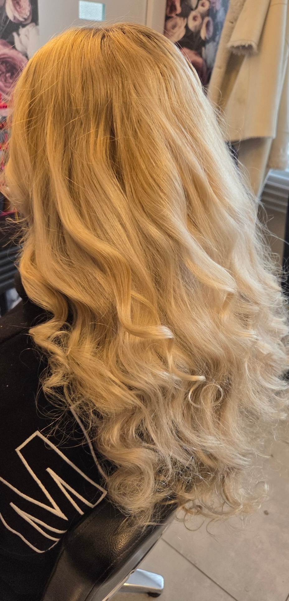 Na: lang blond haar met grote slagen in de salonstoel
