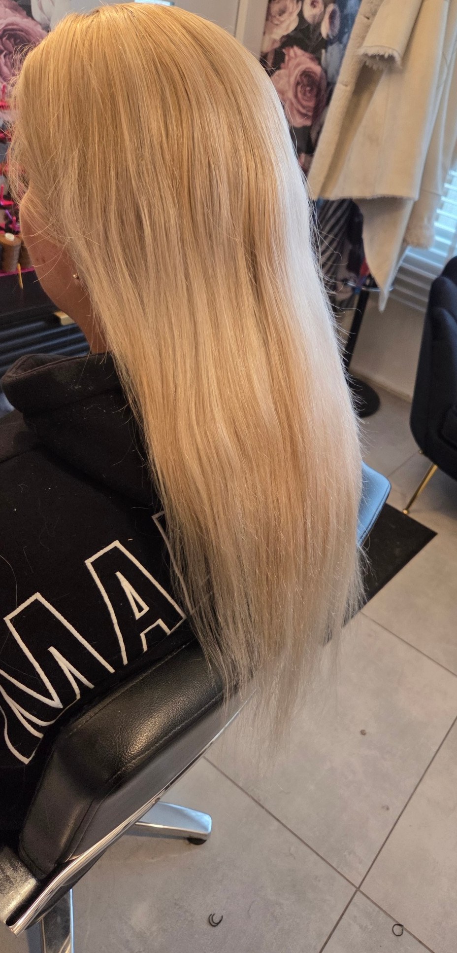 Voor: steil blond haar in de salonstoel