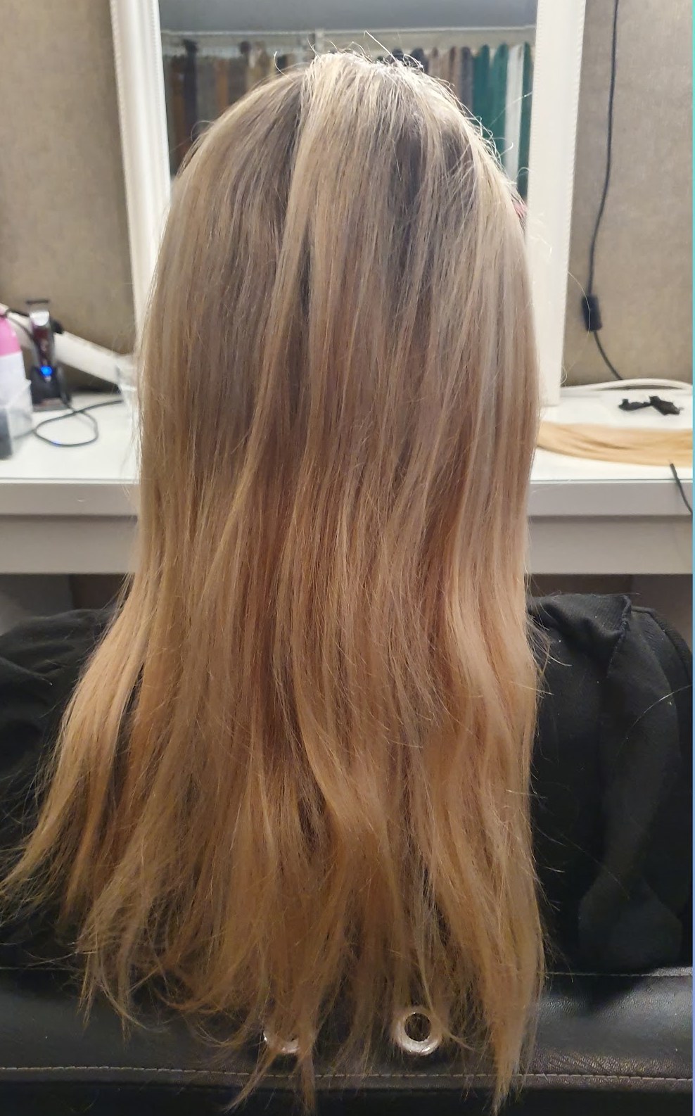 Voor: blond haar tot net over de schouders, van achteren gezien