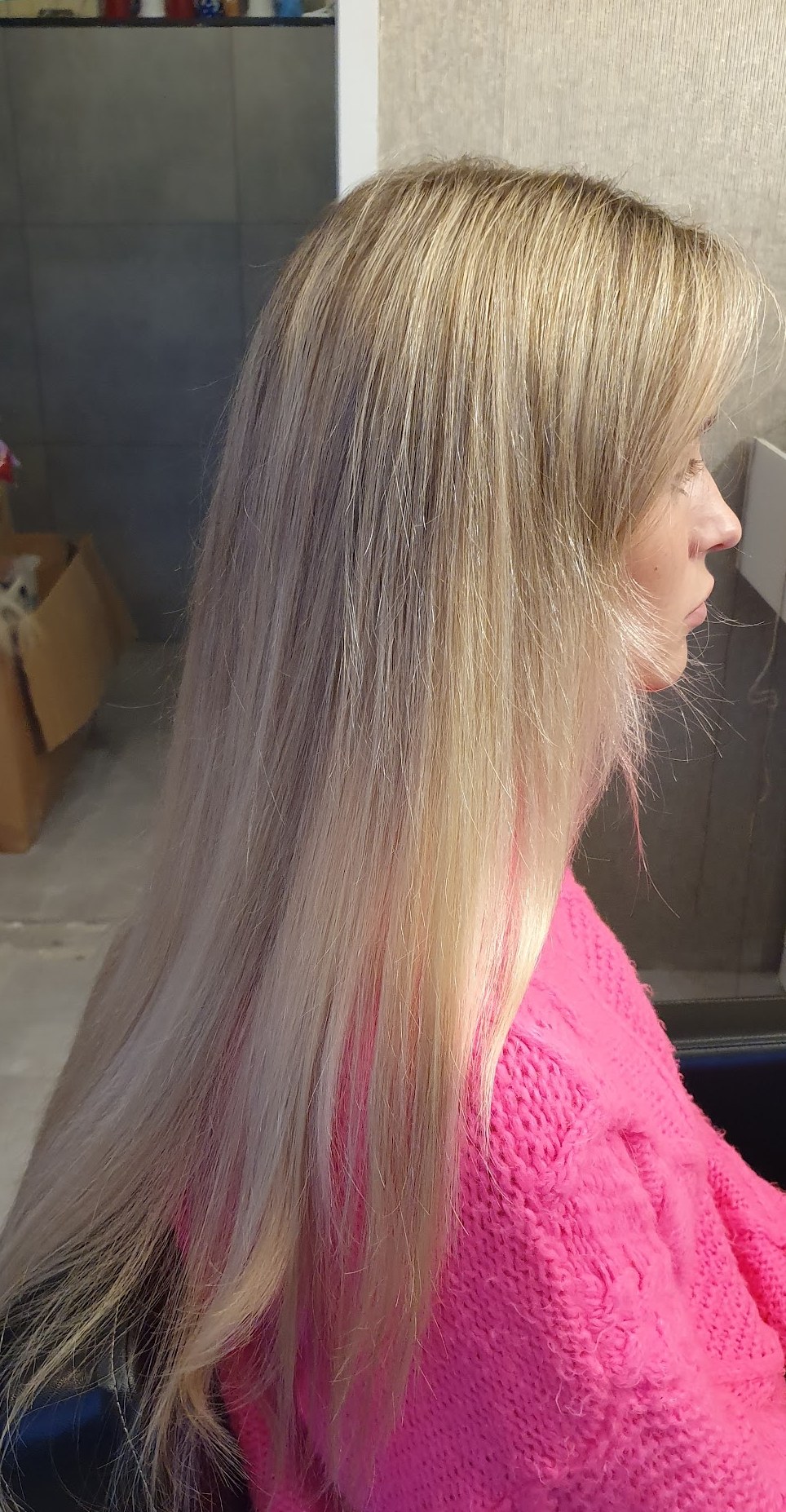Na: hetzelfde blonde haar van opzij, nu lang en vol met een weave